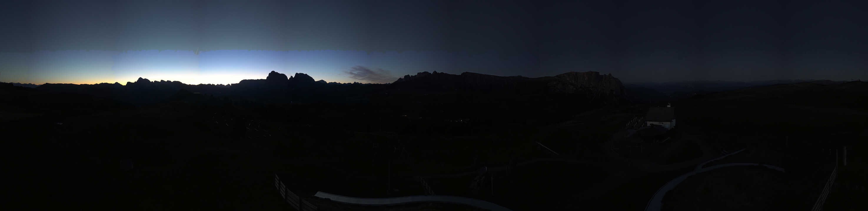 Archived image Webcam Alpe di Siusi: View from the Puflatsch Mountain Station