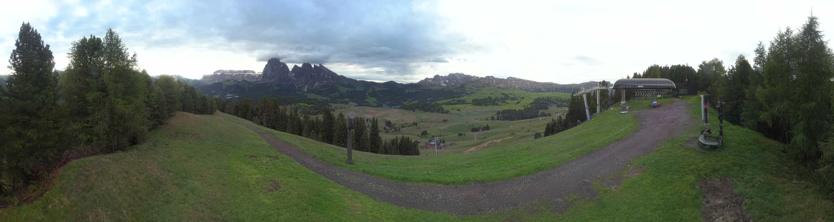 Archiv Foto Webcam Blick über Seiser Alm – Mezdi Bergstation