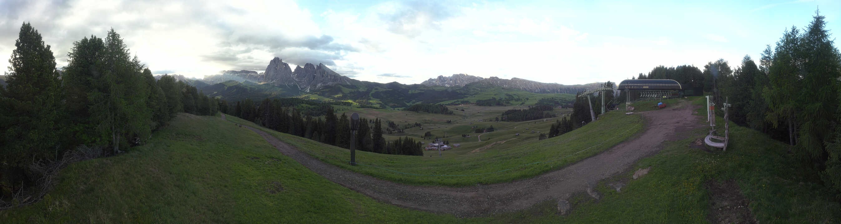 Archiv Foto Webcam Blick über Seiser Alm – Mezdi Bergstation