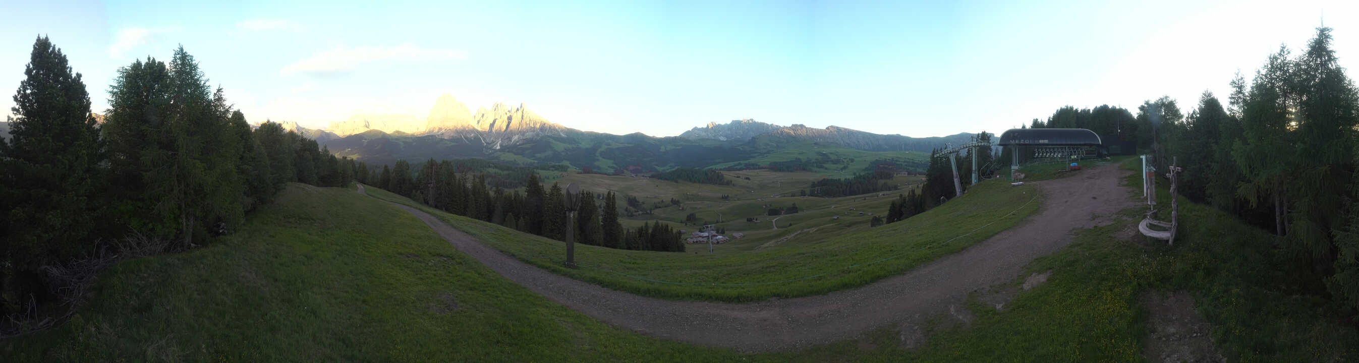 Archiv Foto Webcam Blick über Seiser Alm – Mezdi Bergstation