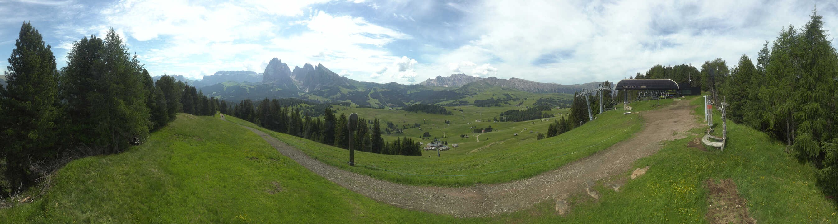 Archiv Foto Webcam Blick über Seiser Alm – Mezdi Bergstation