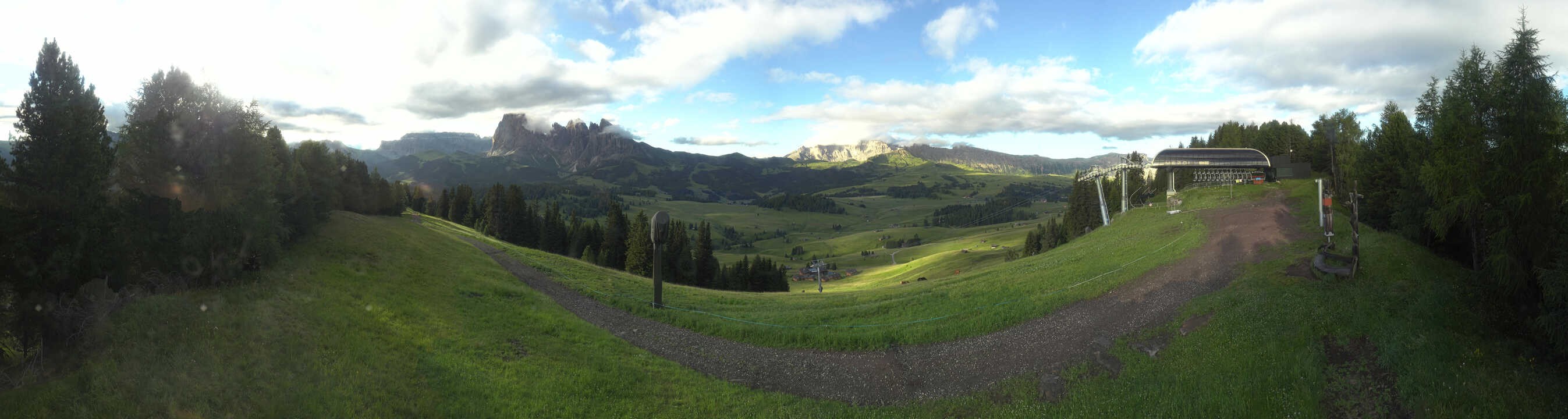 Archiv Foto Webcam Blick über Seiser Alm – Mezdi Bergstation
