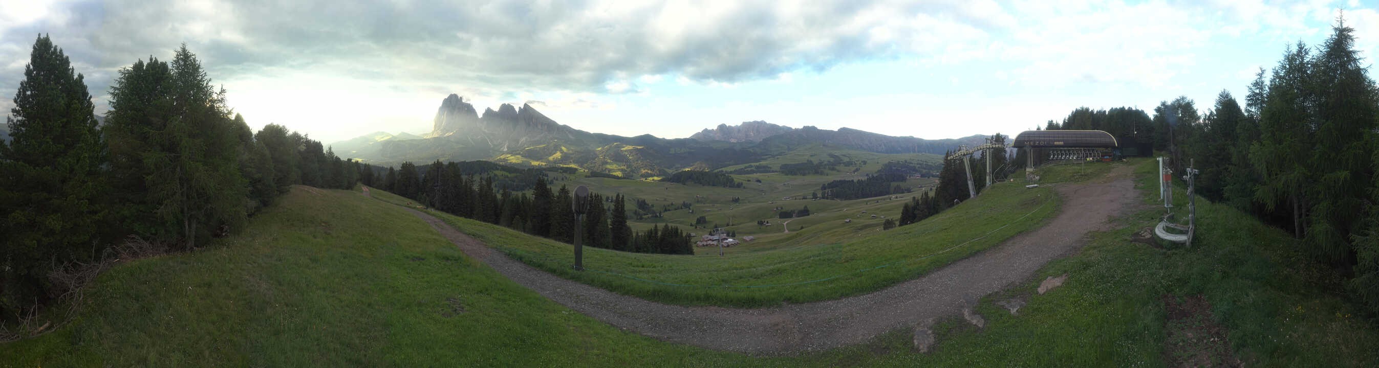Archiv Foto Webcam Blick über Seiser Alm – Mezdi Bergstation