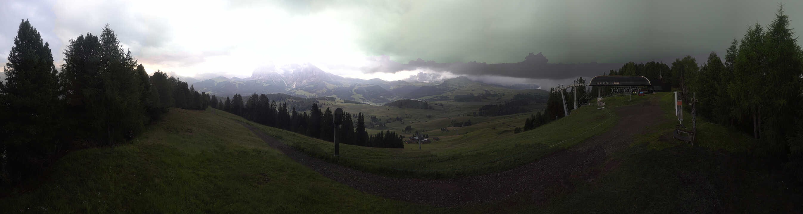 Archiv Foto Webcam Blick über Seiser Alm – Mezdi Bergstation