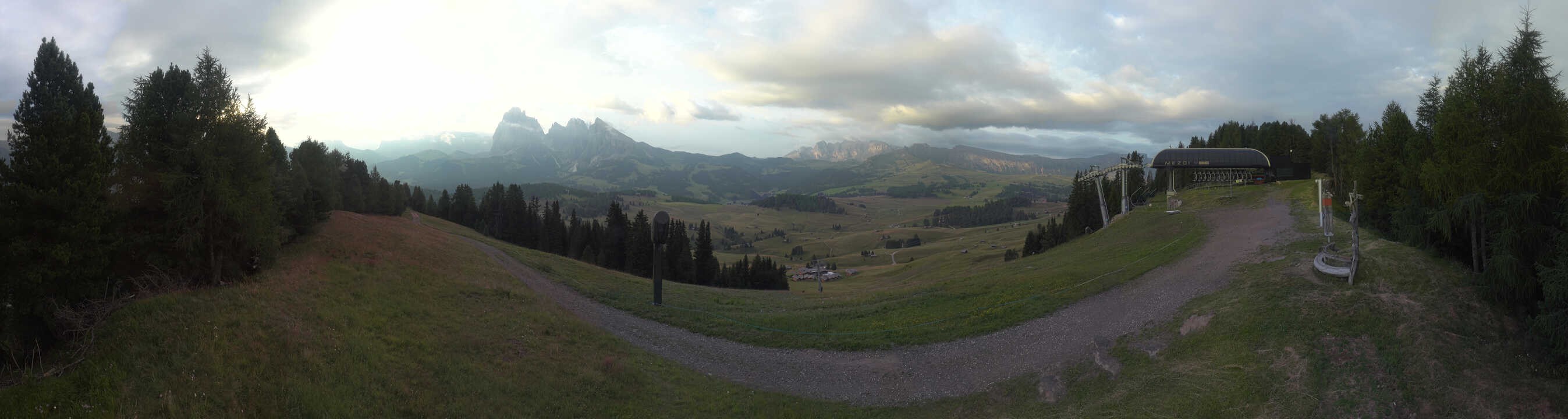 Archiv Foto Webcam Blick über Seiser Alm – Mezdi Bergstation
