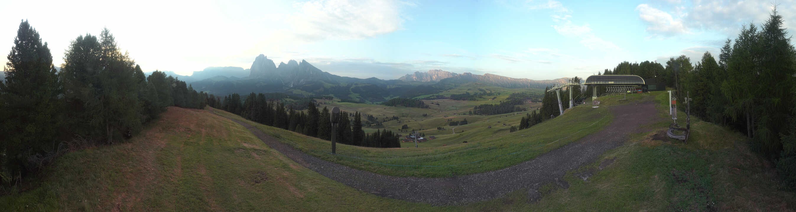 Archiv Foto Webcam Blick über Seiser Alm – Mezdi Bergstation