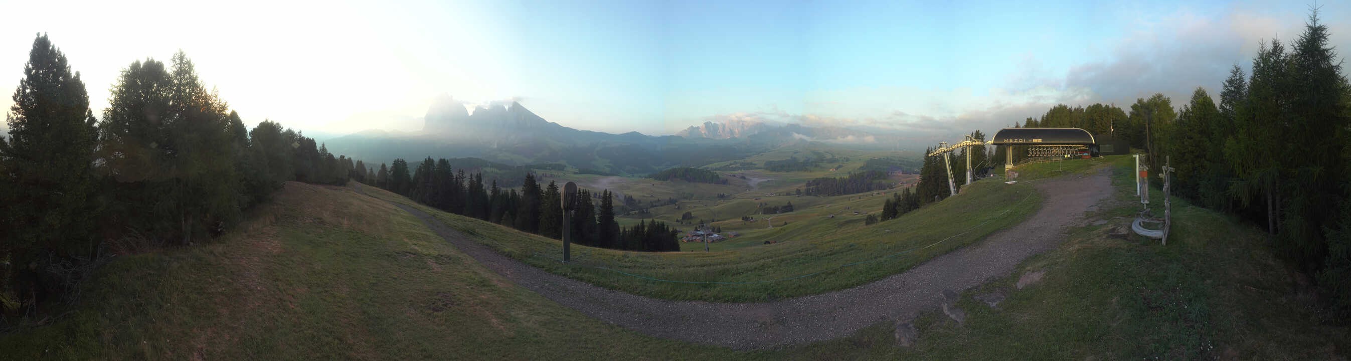Archiv Foto Webcam Blick über Seiser Alm – Mezdi Bergstation