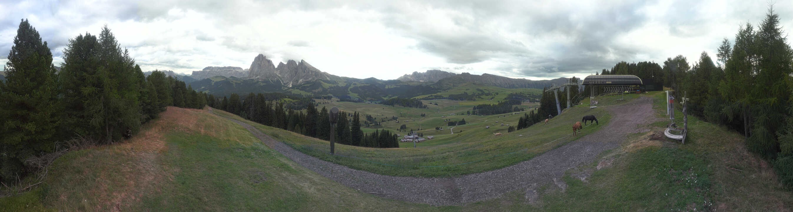 Archiv Foto Webcam Blick über Seiser Alm – Mezdi Bergstation