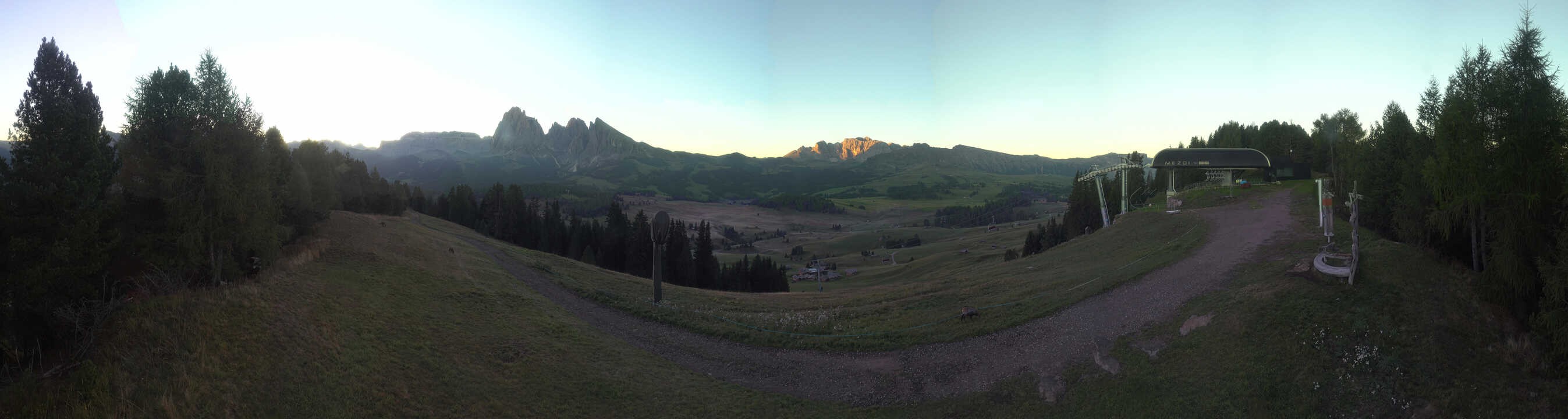 Archiv Foto Webcam Blick über Seiser Alm – Mezdi Bergstation