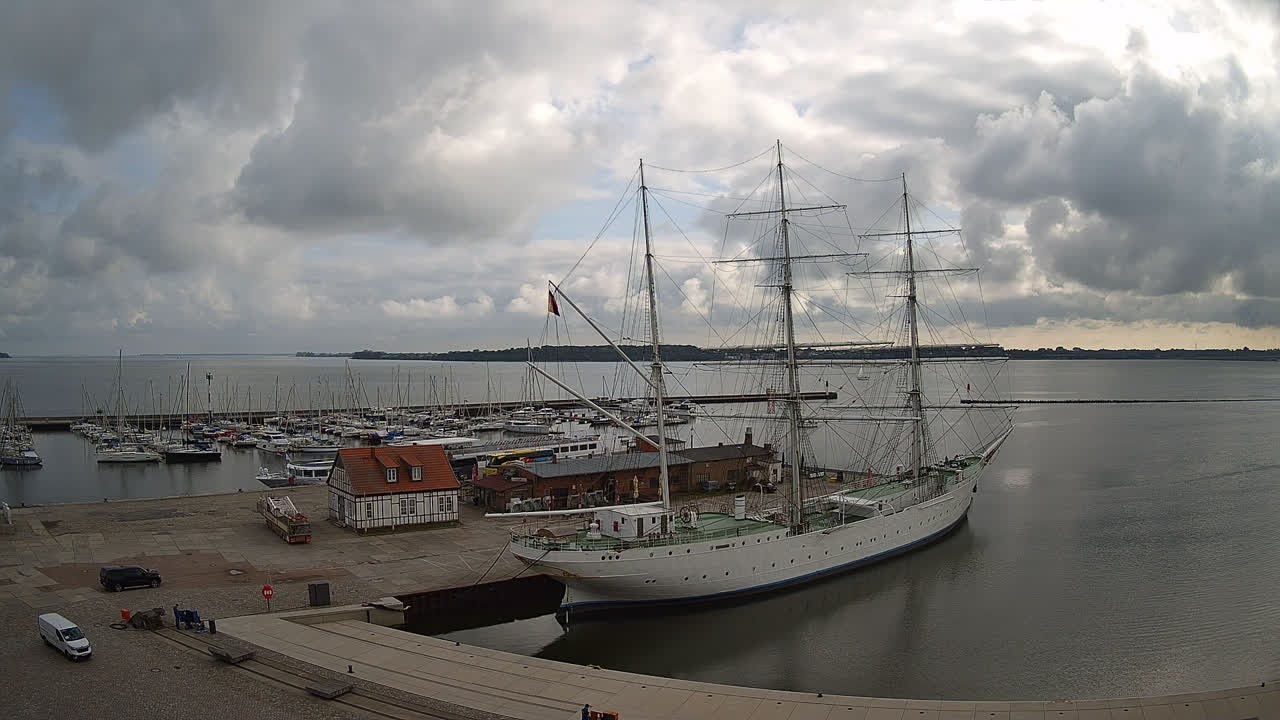 Archived image Webcam Stralsund at the yacht harbour
