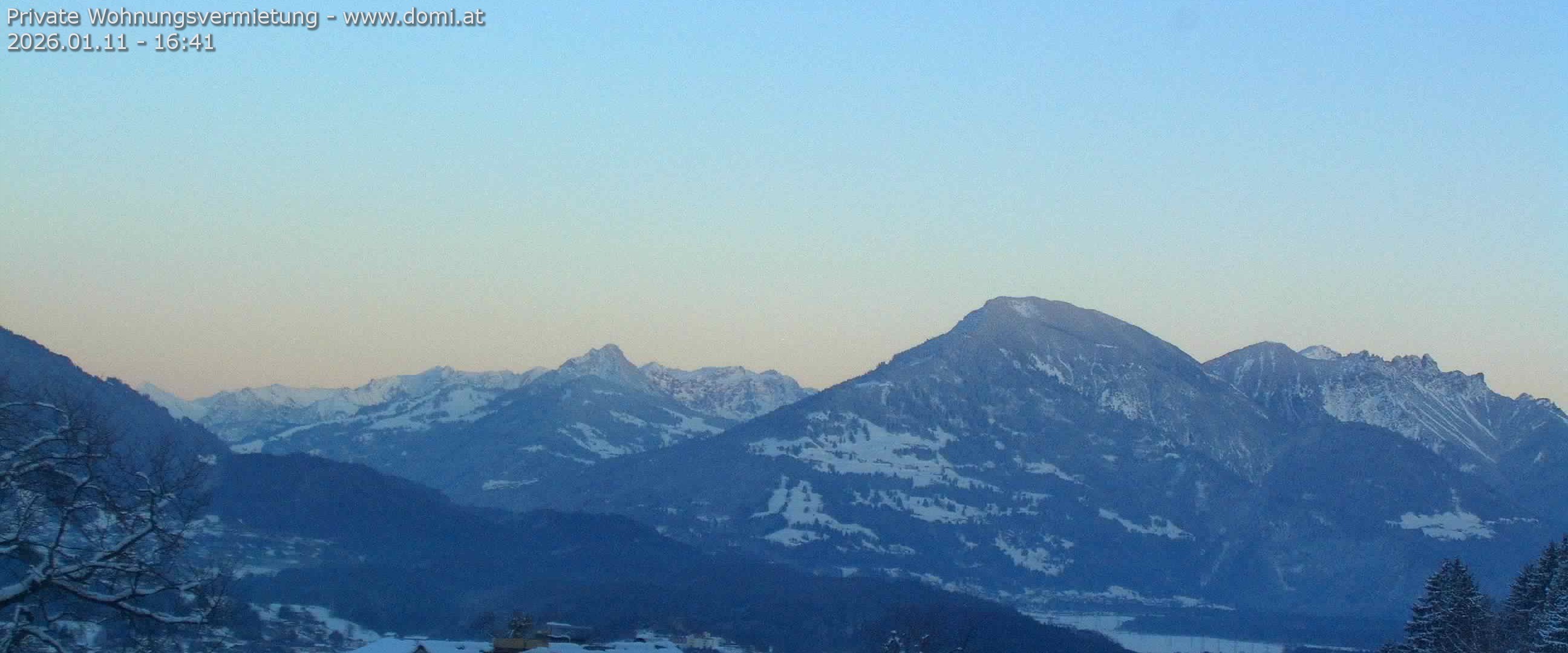 Archived image Webcam View of Walgau, Hoher Fraßen and Breithorn from Gampelün