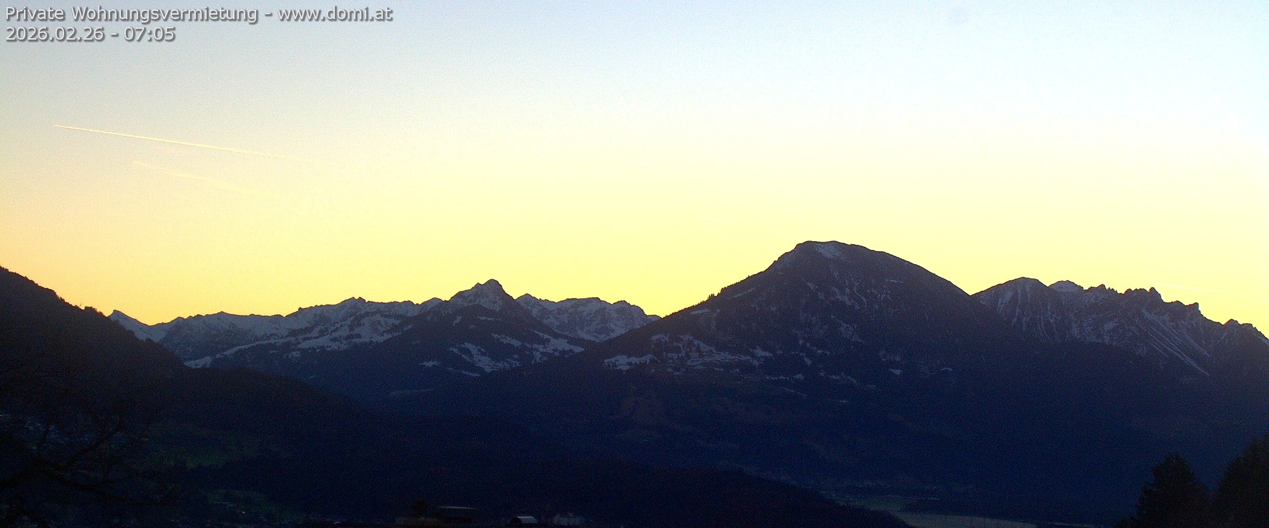 Archived image Webcam View of Walgau, Hoher Fraßen and Breithorn from Gampelün