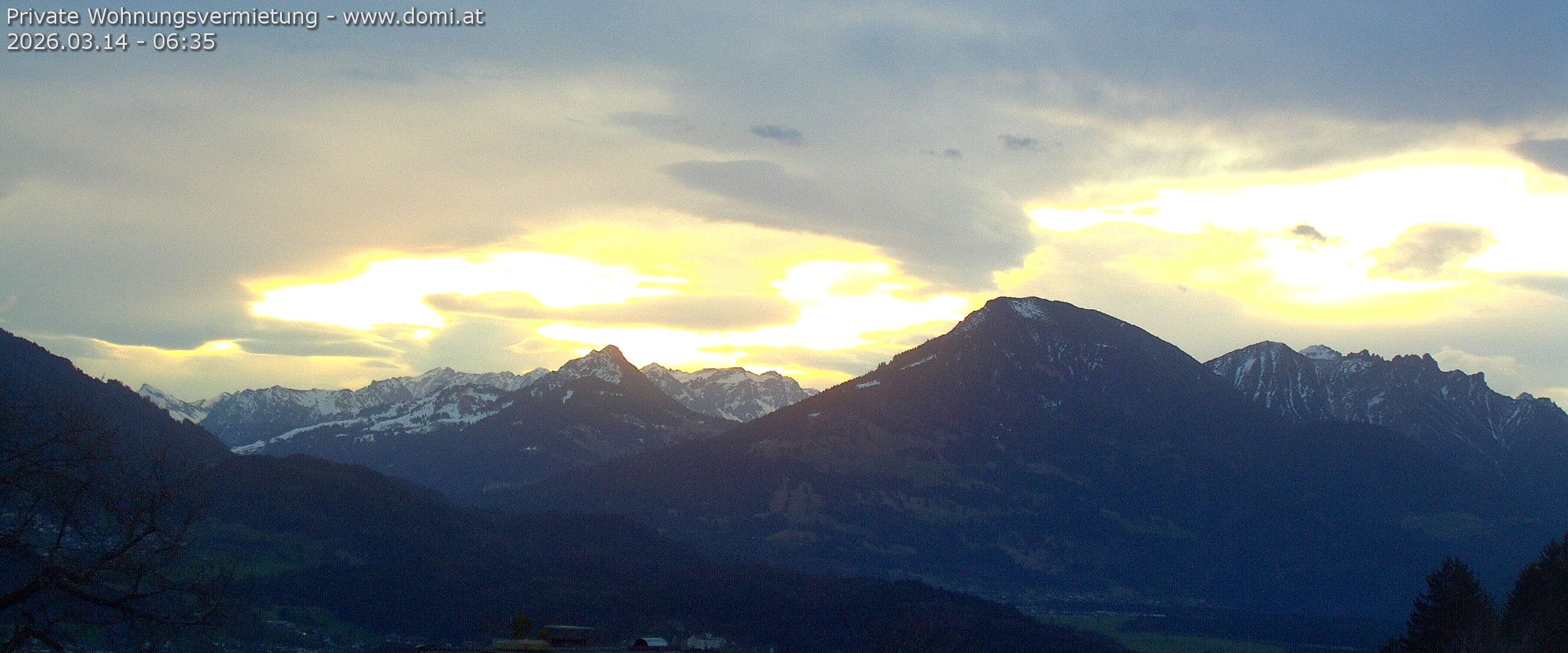 Archived image Webcam View of Walgau, Hoher Fraßen and Breithorn from Gampelün