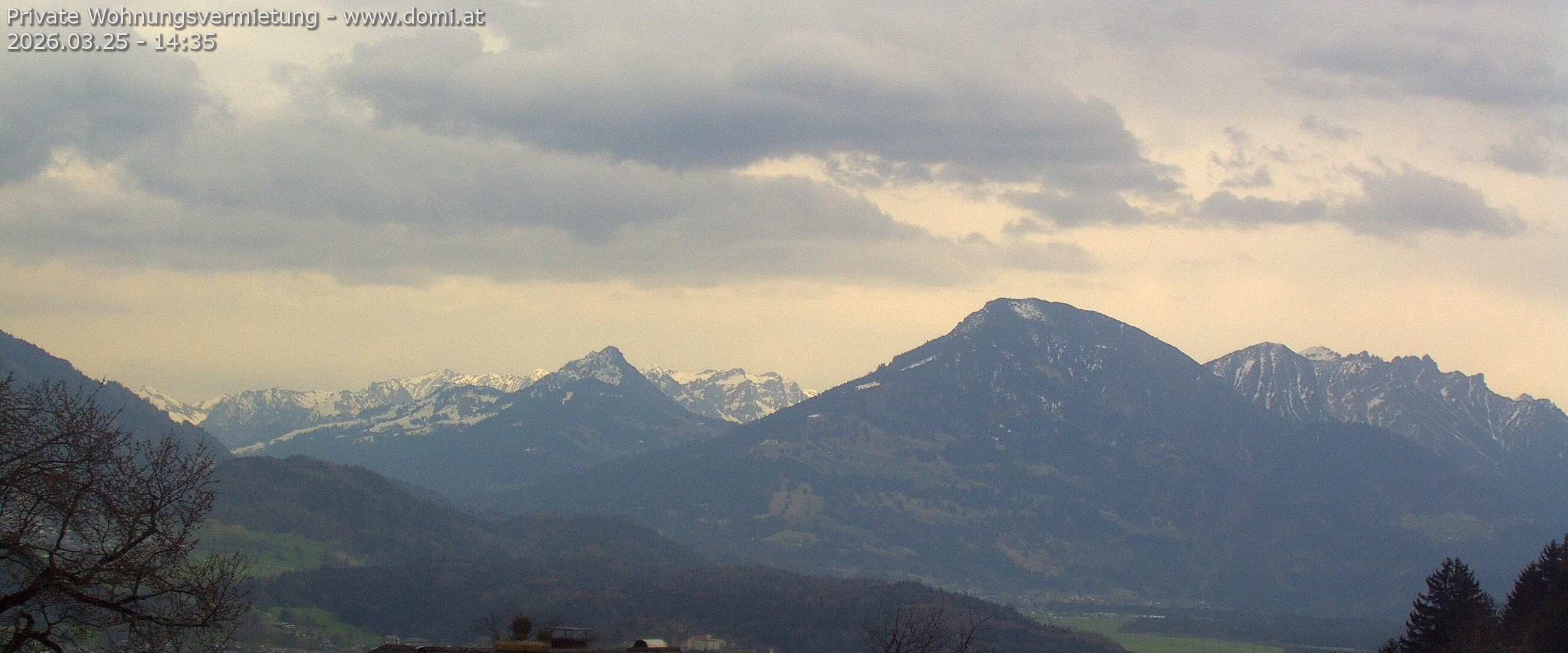Archived image Webcam View of Walgau, Hoher Fraßen and Breithorn from Gampelün