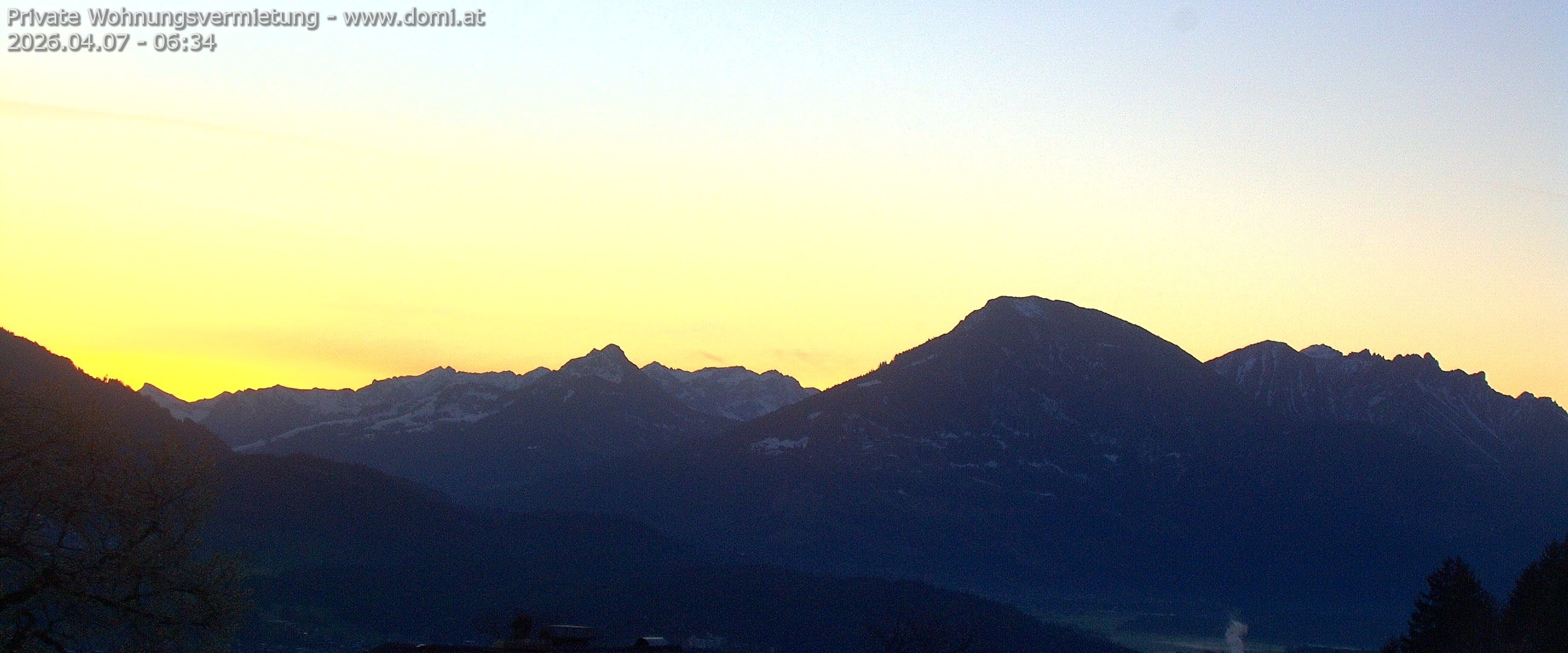 Archived image Webcam View of Walgau, Hoher Fraßen and Breithorn from Gampelün