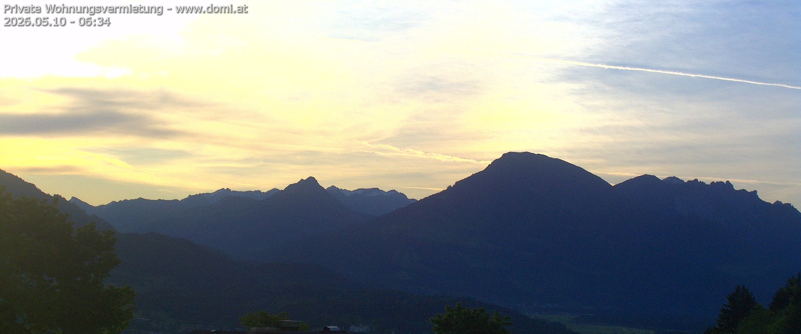 Archived image Webcam View of Walgau, Hoher Fraßen and Breithorn from Gampelün
