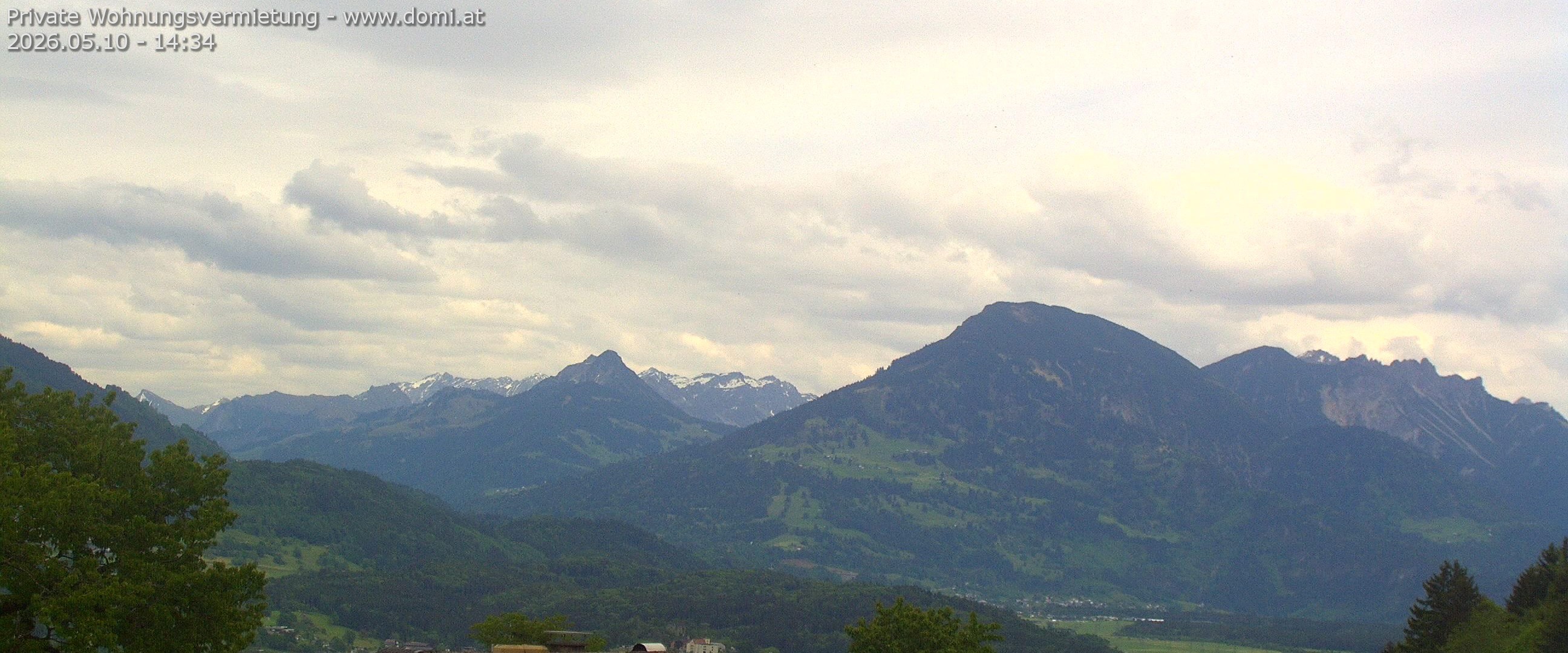 Archived image Webcam View of Walgau, Hoher Fraßen and Breithorn from Gampelün