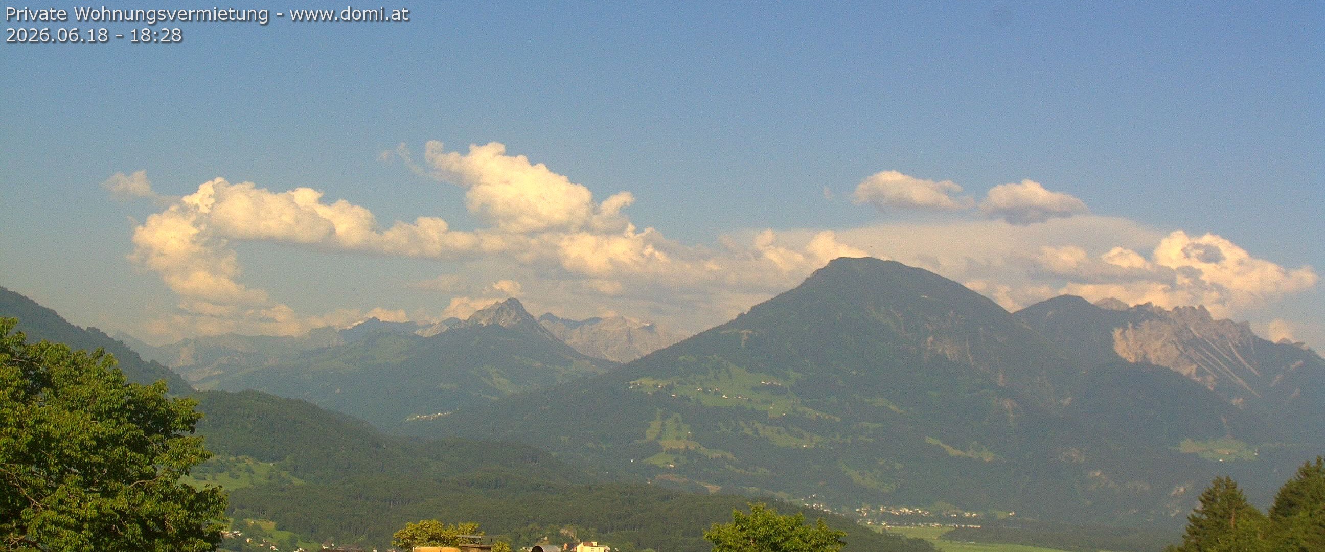 Archived image Webcam View of Walgau, Hoher Fraßen and Breithorn from Gampelün