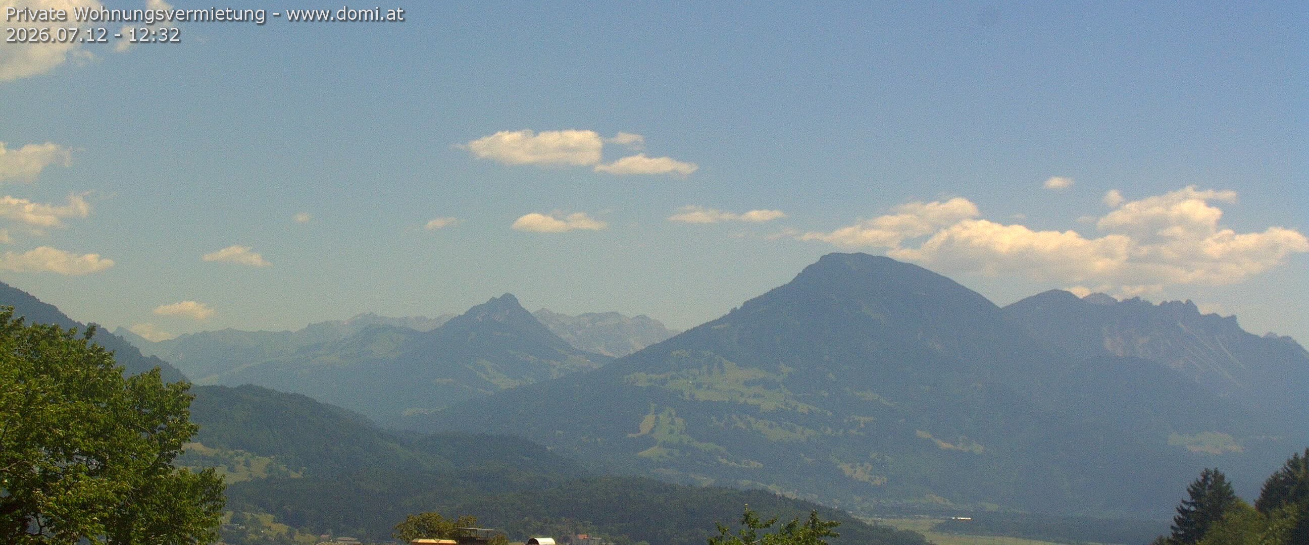 Archived image Webcam View of Walgau, Hoher Fraßen and Breithorn from Gampelün