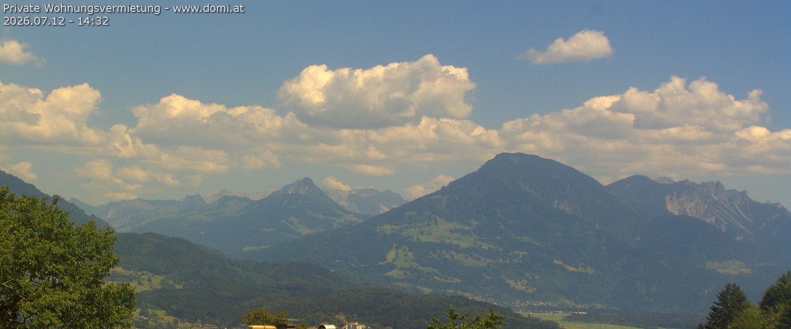 Archived image Webcam View of Walgau, Hoher Fraßen and Breithorn from Gampelün
