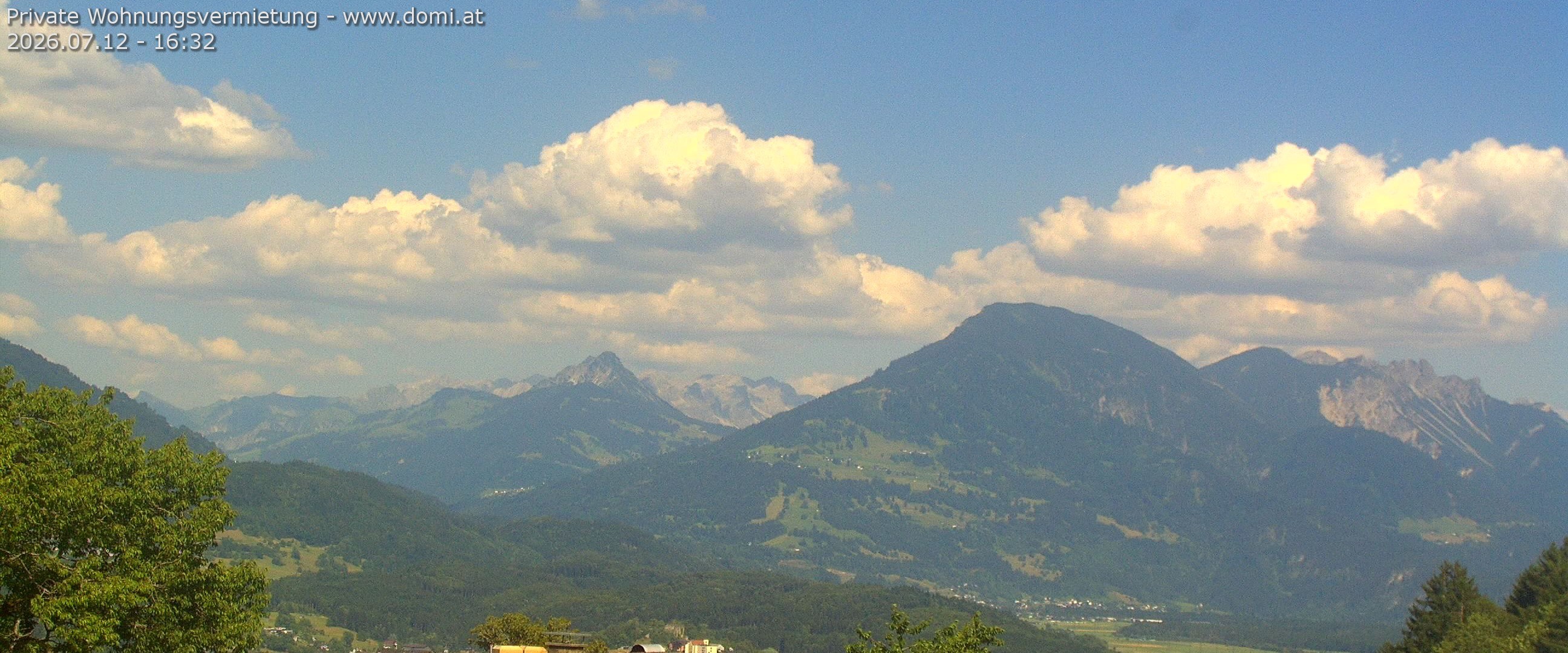 Archived image Webcam View of Walgau, Hoher Fraßen and Breithorn from Gampelün