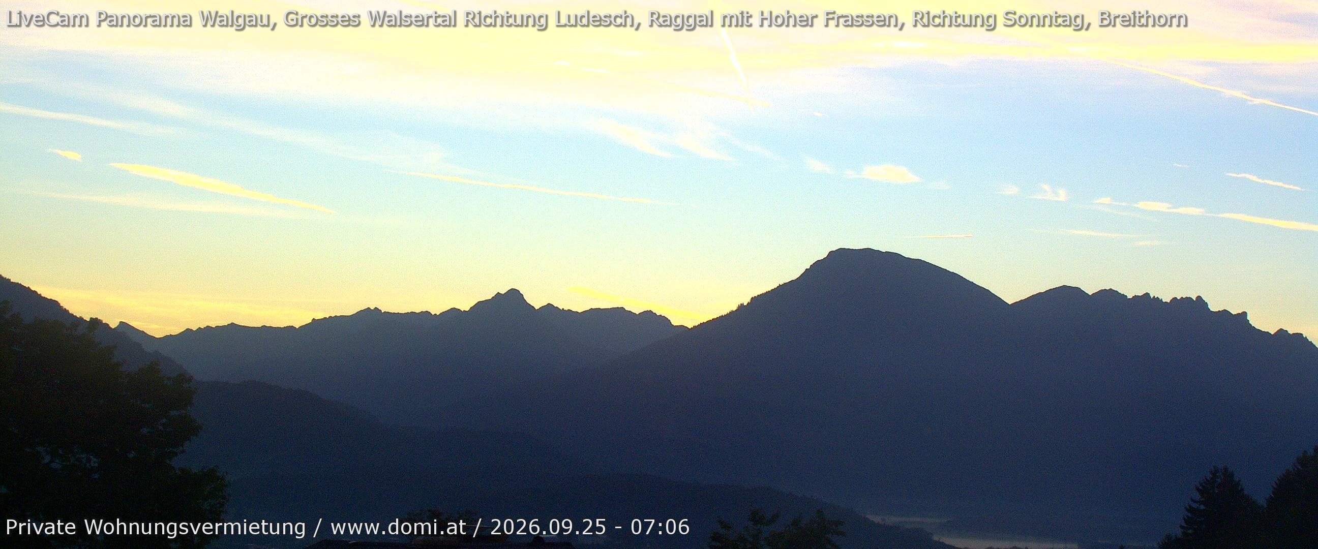 Archived image Webcam View of Walgau, Hoher Fraßen and Breithorn from Gampelün
