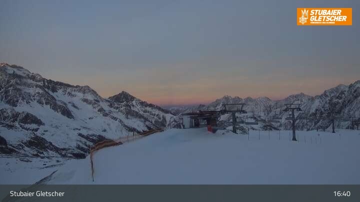 Archiv Foto Webcam Stubaier Gletscher: Aublick Bergstation Murmele