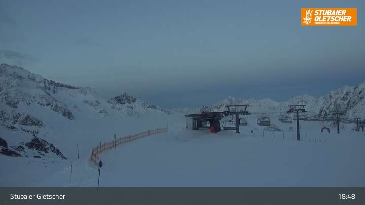 Archiv Foto Webcam Stubaier Gletscher: Aublick Bergstation Murmele