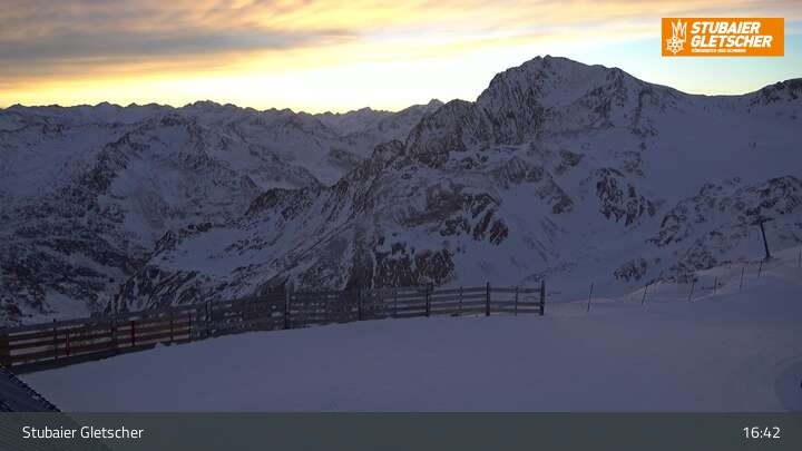 Archiv Foto Webcam Stubaier Gletscher: Ausblick Fernau Bergstation
