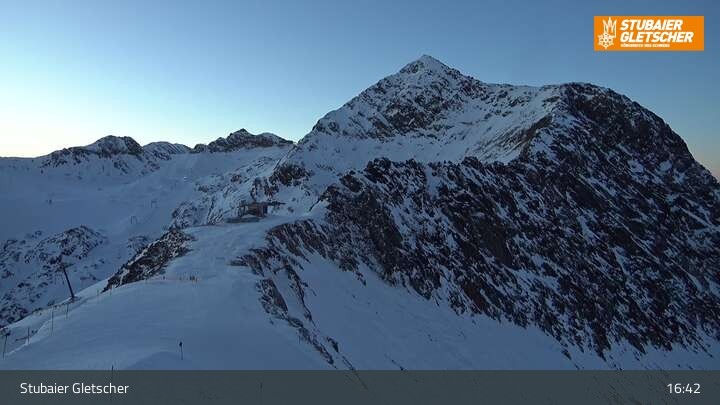 Archived image Webcam Stubai Glacier - View Fernau Station