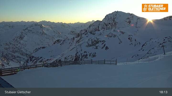 Archived image Webcam Stubai Glacier - View Fernau Station