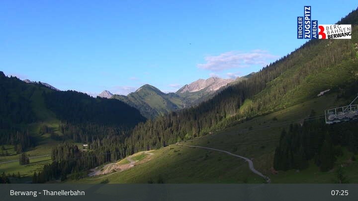 Archived image Webcam Berwang: View Thaneller Chair Lift