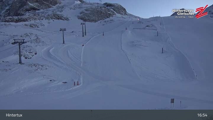 Archived image Webcam Tuxer Fernerhaus at Hintertux Glacier
