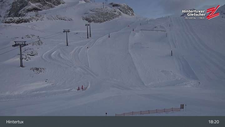 Archived image Webcam Tuxer Fernerhaus at Hintertux Glacier