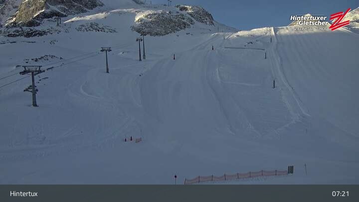 Archived image Webcam Tuxer Fernerhaus at Hintertux Glacier