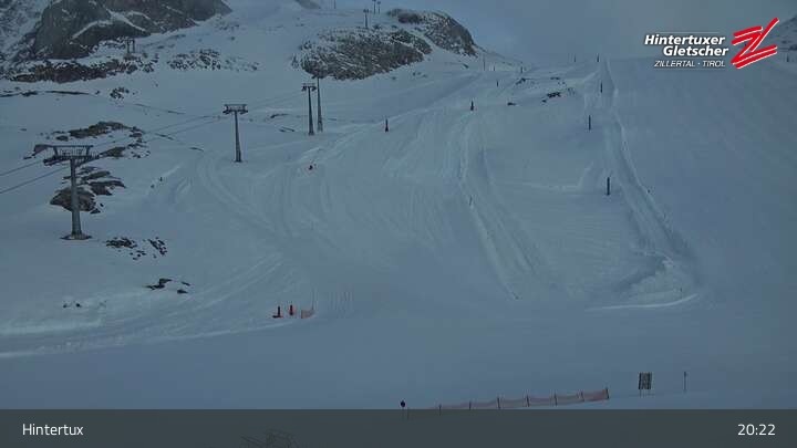 Archived image Webcam Tuxer Fernerhaus at Hintertux Glacier