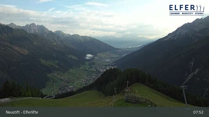 Archived image Webcam Neustift: "Elfer" gondola