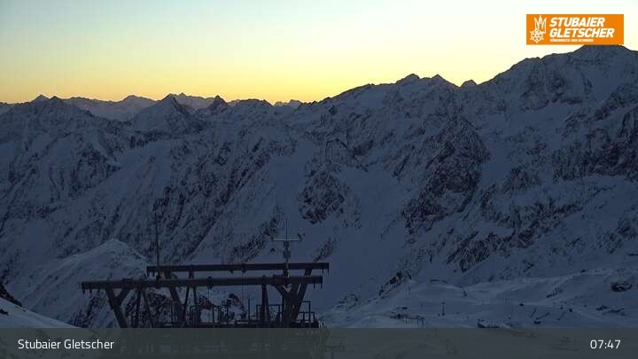 Archived image Webcam Stubai glacier: Daunjoch chair lift