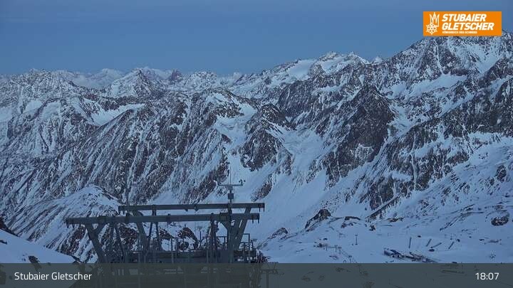 Archived image Webcam Stubai glacier: Daunjoch chair lift