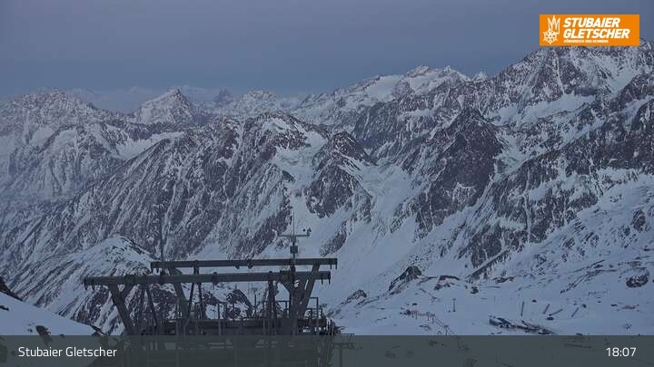 Archived image Webcam Stubai glacier: Daunjoch chair lift