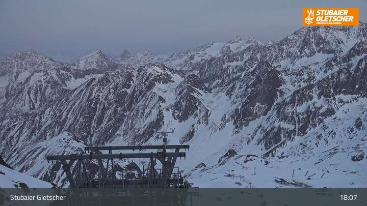 Archived image Webcam Stubai glacier: Daunjoch chair lift