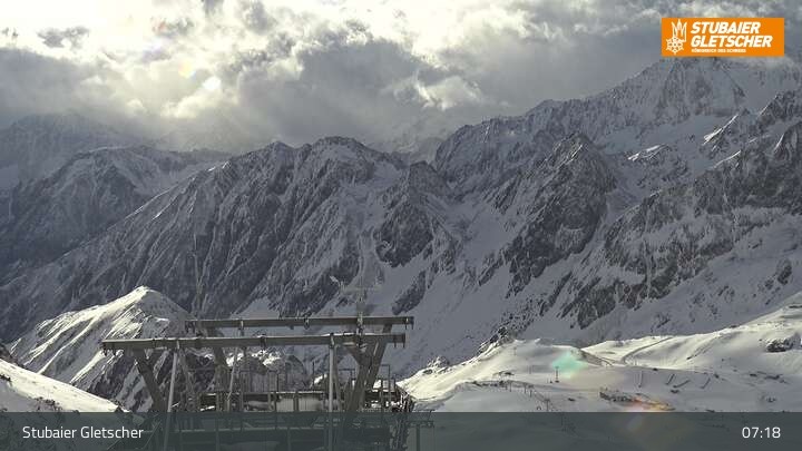Archived image Webcam Stubai glacier: Daunjoch chair lift