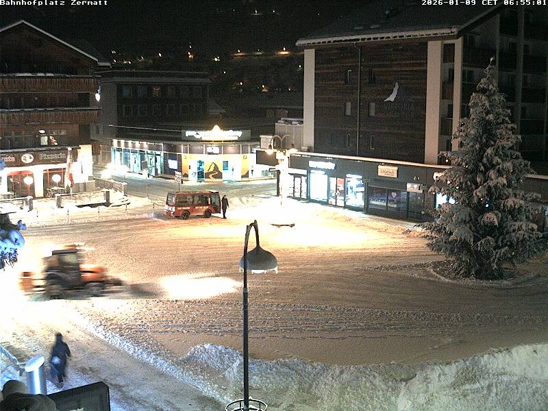 Archiv Foto Webcam Zermatt Bahnhofplatz
