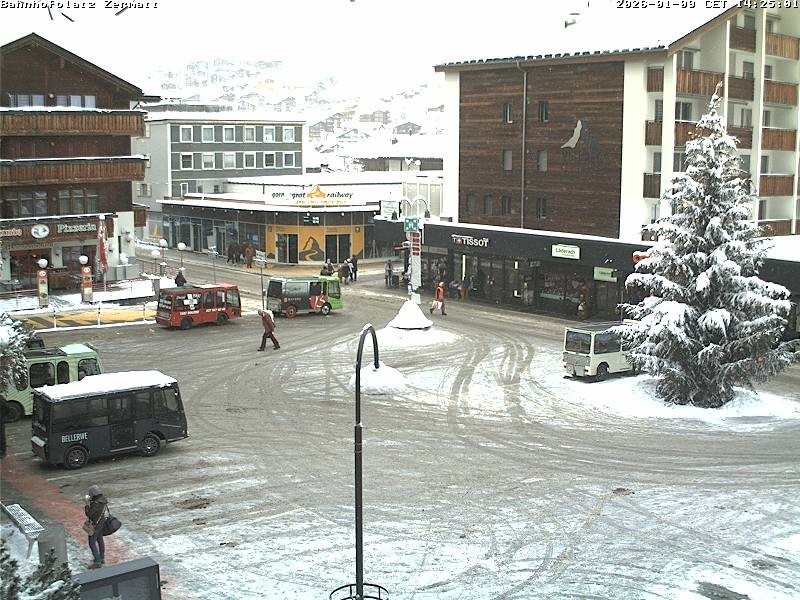 Archiv Foto Webcam Zermatt Bahnhofplatz