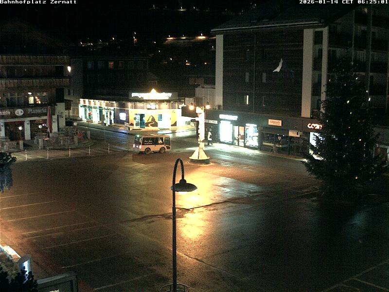 Archiv Foto Webcam Zermatt Bahnhofplatz