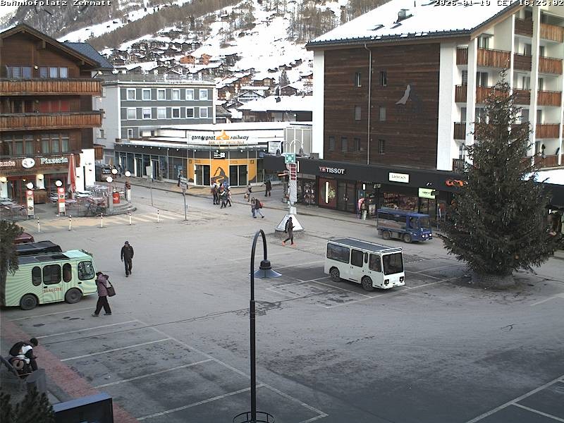 Archiv Foto Webcam Zermatt Bahnhofplatz