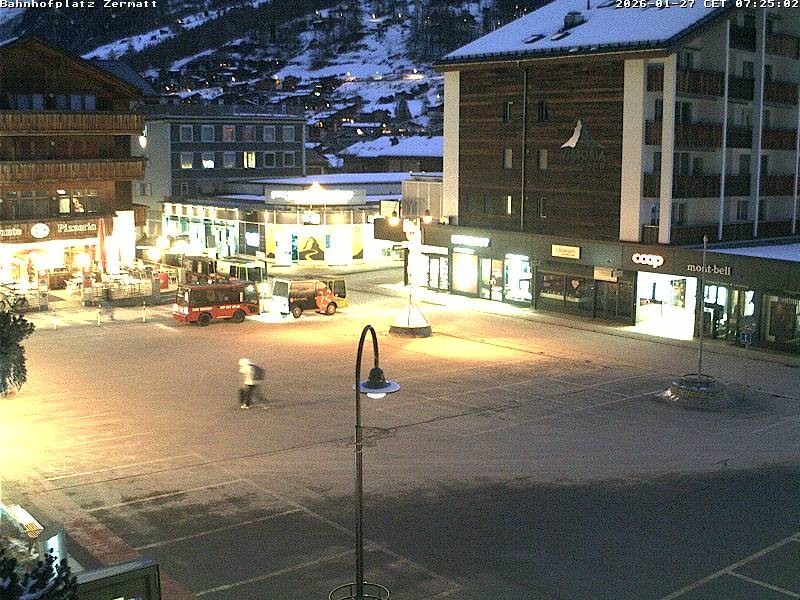 Archiv Foto Webcam Zermatt Bahnhofplatz