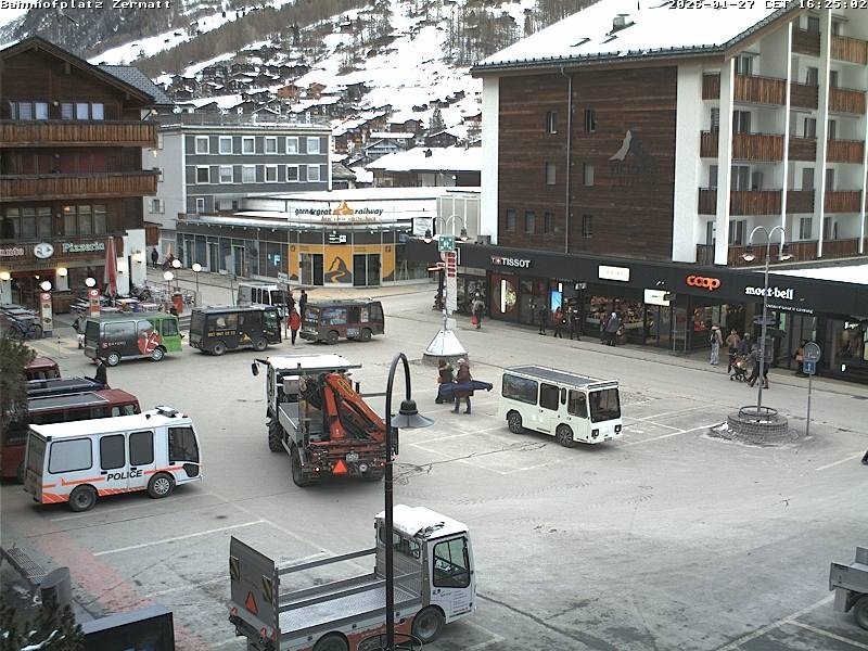 Archiv Foto Webcam Zermatt Bahnhofplatz