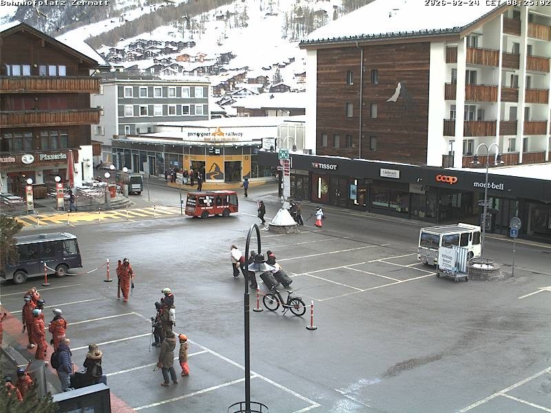 Archiv Foto Webcam Zermatt Bahnhofplatz