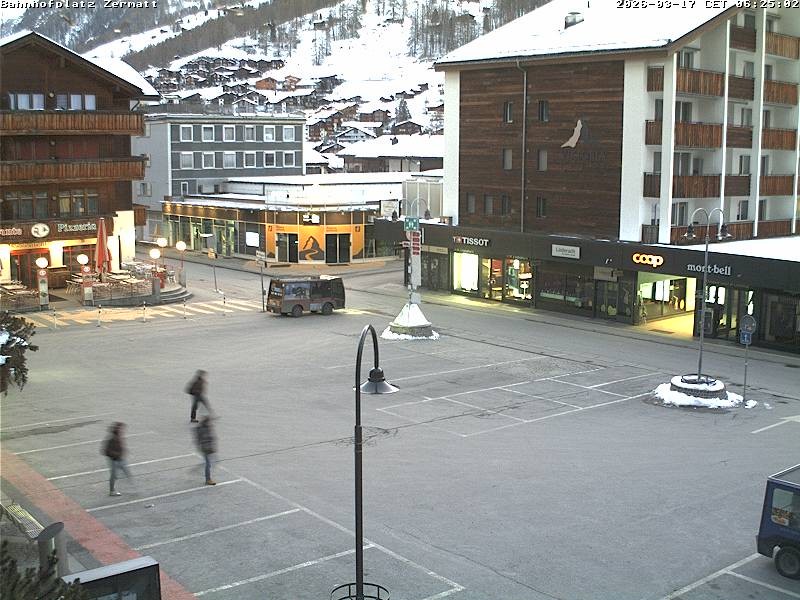 Archiv Foto Webcam Zermatt Bahnhofplatz